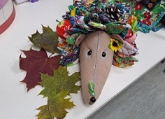 Дружно ежика мы сшили!